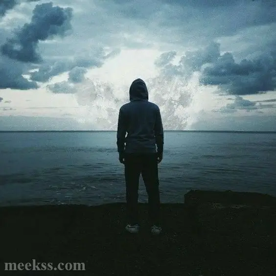 صور شباب حزين على البحر